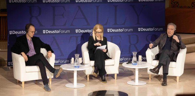 Pilar Rodríguez, de ARES, en DeustoForum con Iñaki Gabilondo y Roane Carey